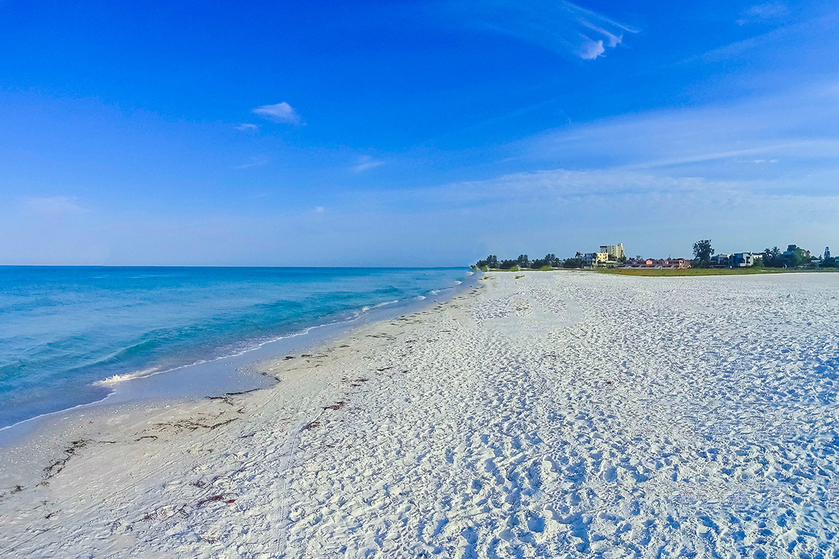 Feinster, weißer Quarzsand am Strand des Siesta Key Beach, Florida mit Weitblick auf den blauen Golf von Mexiko.